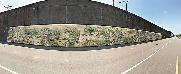 水利局在華江河濱公園堤防繪製仿古「新北上河圖」,長52公尺、高2.5公尺。 圖/水利局提供