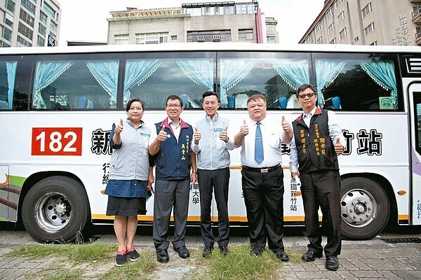 高鐵新竹站182號公車一票15元到底、停靠站增加,末班車也延後兩小時,讓通勤族更方便。 記者李青霖/攝影