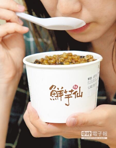 衛福部食藥署複查飲、冰品衛生,抽查生菌數、大腸桿菌等,共有26件複驗不合格。上圖為在北市有眾多分店的85度C門市,其台東縣門市綠茶裁罰3萬元。鮮芋仙微風店的鮮芋仙粉條冰、芋圓3號複查也不合格,裁罰4萬元,右圖為民眾正在享用鮮芋仙的冰品。(趙雙傑攝)