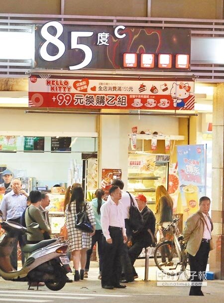 衛福部食藥署複查飲、冰品衛生,抽查生菌數、大腸桿菌等,共有26件複驗不合格。上圖為在北市有眾多分店的85度C門市,其台東縣門市綠茶裁罰3萬元。鮮芋仙微風店的鮮芋仙粉條冰、芋圓3號複查也不合格,裁罰4萬元,右圖為民眾正在享用鮮芋仙的冰品。(趙雙傑攝)