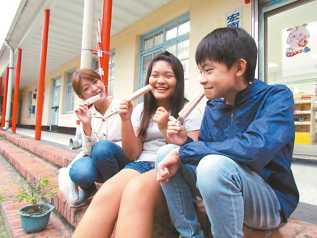 市民康雅琪(左)昨天帶著兒女到中油宏南食品部買冰,母子三人大口吃冰,希望中油繼續賣冰棒。 記者蘇郁涵/攝影