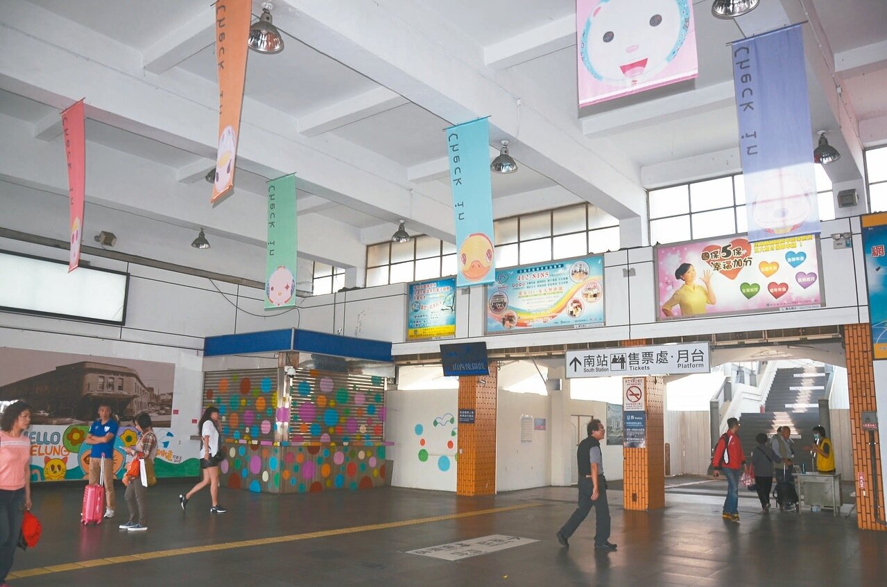 基隆舊火車站正展出「小啾趴趴走」,明天下午2點開幕,可樂王會現身導覽,市長林右昌歡迎民眾參加。 記者游明煌/攝影