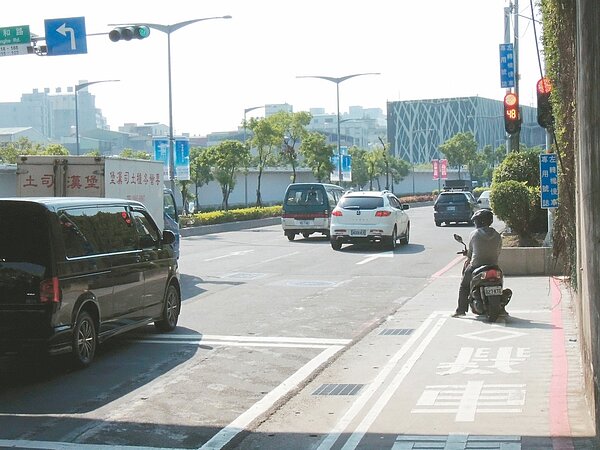 新北市交通局在中和、永和9處T字路口試辦機車左轉專用道,成效不錯。 記者祁容玉/攝影