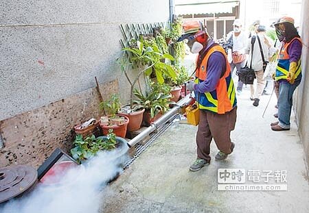 徹底孳清 台南市登革熱累計病例數已超過1萬9000例,防疫人員連日來持續進行區塊防治。(黃仲裕攝)