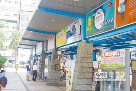 二信循環站成為基隆市金秋環境季選定第一個整理場所,基隆市長林右昌將親力親為示範洗刷替代撿拾垃圾。(張謙俊攝)