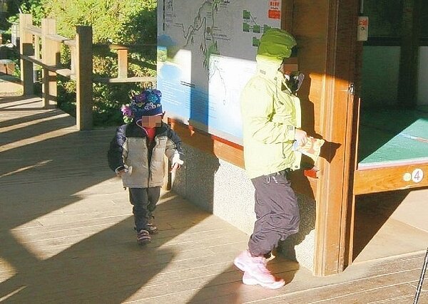 國慶連假有家長帶著3歲兒童攀登嘉明湖,山友於向陽避難屋拍照後放在網路上,引發各界驚呼「歐賣尬」。 圖/網友提供