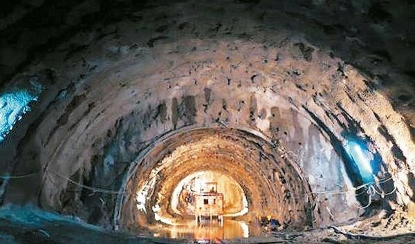 花東鐵路電氣化工程中的新自強隧道，鐵工局變換工法克服惡劣條件，最快本月底貫通。 圖／鐵工局提供