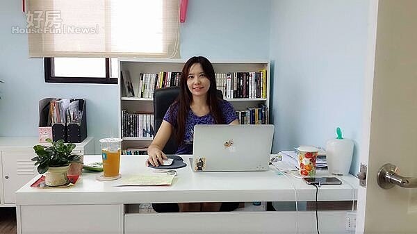 2.總編輯廖之韻的辦公桌,安置於雅潔的辦公室,旁邊有沙發和圓桌,可供開會或訪談。