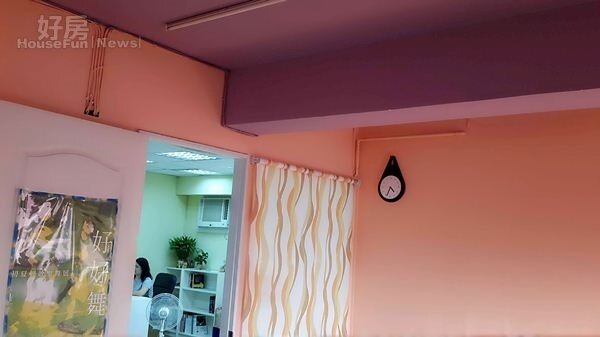 
4.教室採柔亮的粉橘和紫色搭配，之所以選擇紫色，是因為奇異果設有神祕學課程，而紫色據說是能提升能量的色彩。