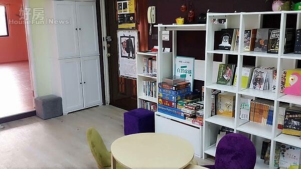 8.辦公室陳列已出版書籍的區塊,書籍以文學類為主,易於閱讀,滿足讀者各類幻想。