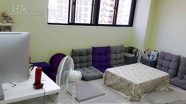 6.大廳的和式桌椅旁,電腦桌椅提供為文編使用,幽靜而不狹仄的一角,自成悠悠浮生之感。