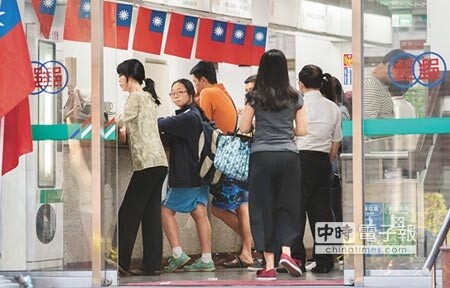 中華郵政各責任中心局日前進行評估,預計將裁併全台近百個支局。圖為許多民眾趕在5點下班前,至郵局辦事。(杜宜諳攝)