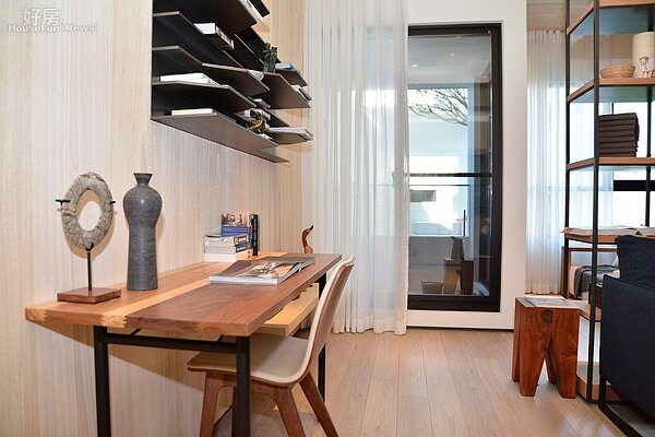 國泰沐善的樣品屋書桌設計空間十分靈活。（好房網News記者 陳韋帆／攝影）