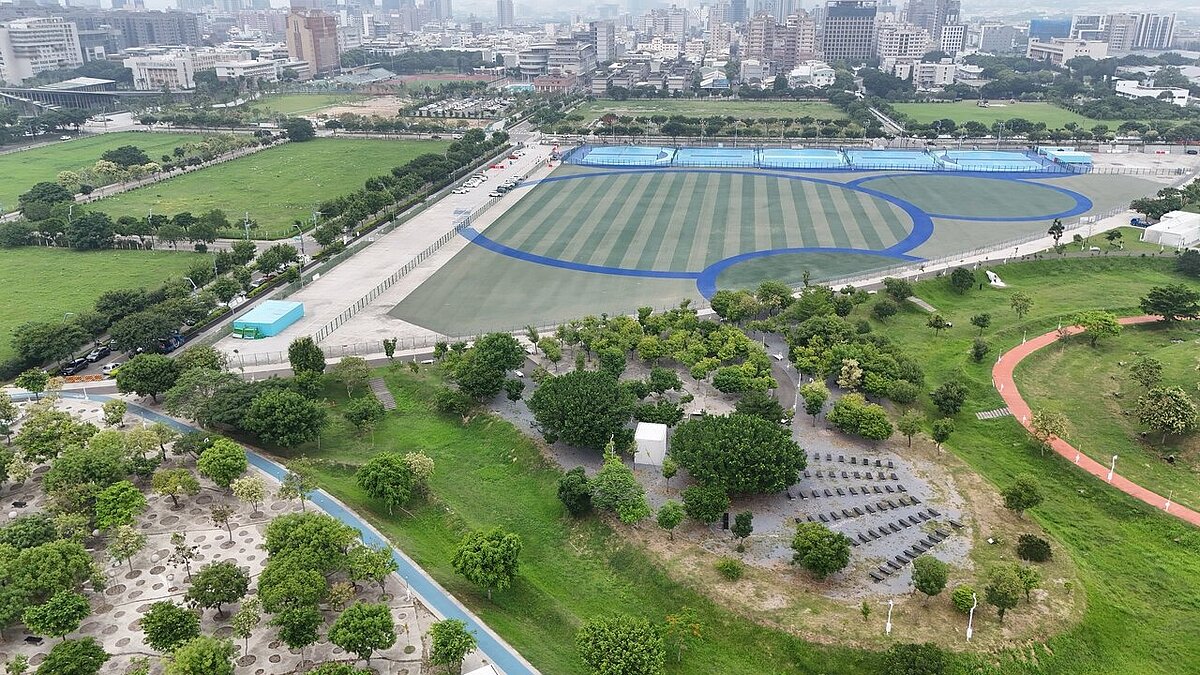 台中推動超巨蛋計畫，緊鄰的中央球場將規畫為立體型車場，議員要求保留運動場地。圖／聯合報資料照片