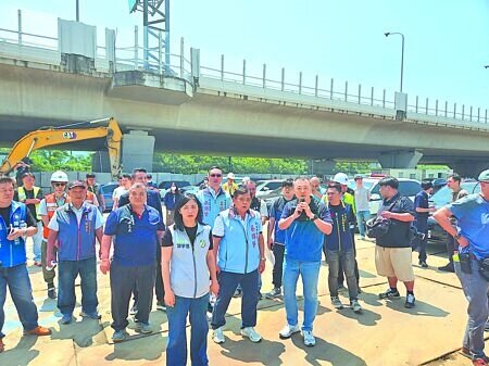 
新北市工務局與台北市新工處人員20日向議員、里長說明台北港土方暫置區的試辦情形。（張鎧乙攝）
