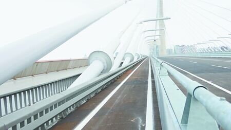 
淡江大橋5月12日通車在即，民眾反映其機車專用道狹窄，騎乘空間受限，引起諸多討論。（張鎧乙攝）
