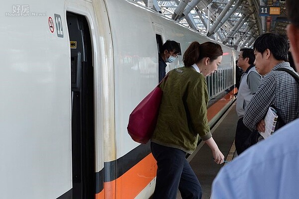 禮讓先下車的乘客是常人都應該知道的禮儀。(好房網News記者 陳韋帆/攝影)