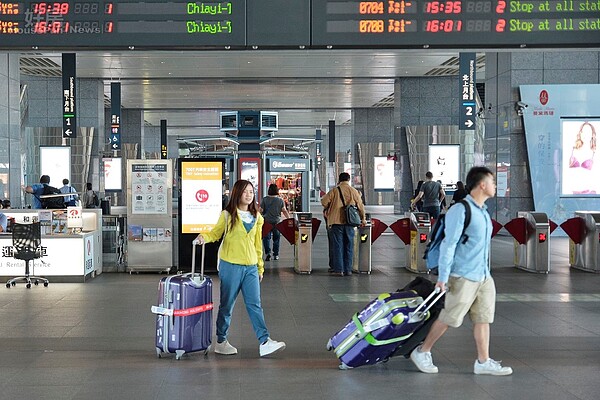 高鐵的出入口常可以看到提著行李箱的民眾。(好房網News記者 陳韋帆/攝影)