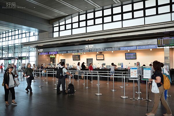 台中高鐵站售票處可以看到絡繹不絕的人潮。（好房網News記者 陳韋帆／攝影）
