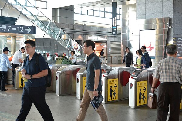 台中高鐵站售票處可以看到絡繹不絕的人潮。(好房網News記者 陳韋帆/攝影)
