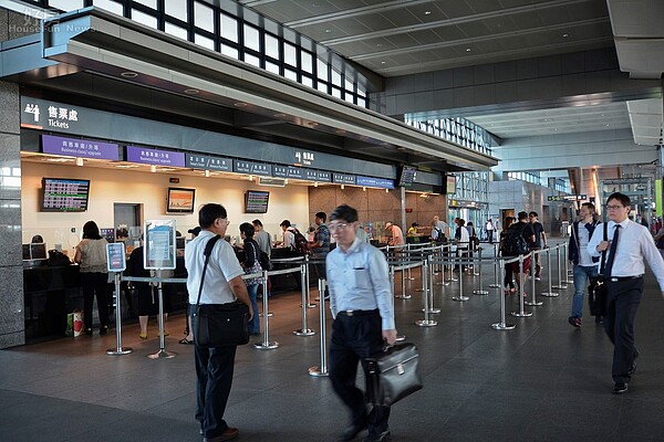 台中高鐵站售票處可以看到絡繹不絕的人潮。(好房網News記者 陳韋帆/攝影)