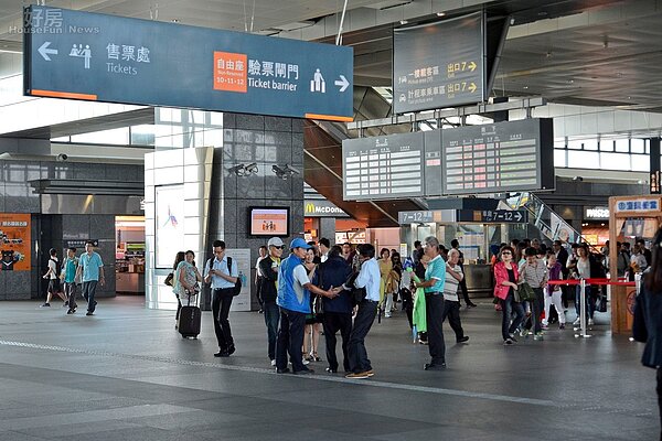 台中高鐵站售票處可以看到絡繹不絕的人潮。（好房網News記者 陳韋帆／攝影）