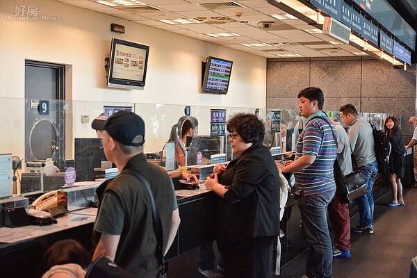 台中高鐵站售票處可以看到絡繹不絕的人潮。（好房網News記者 陳韋帆／攝影）