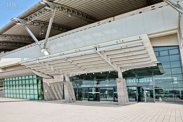 高鐵台中站站體十分漂亮。(好房網News記者 陳韋帆/攝影)