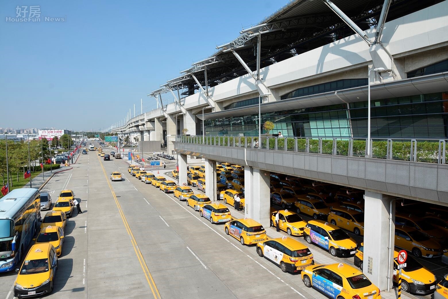 高鐵台中站的計程車排班量可以知道人潮的流量有多大。(好房網News記者 陳韋帆/攝影)