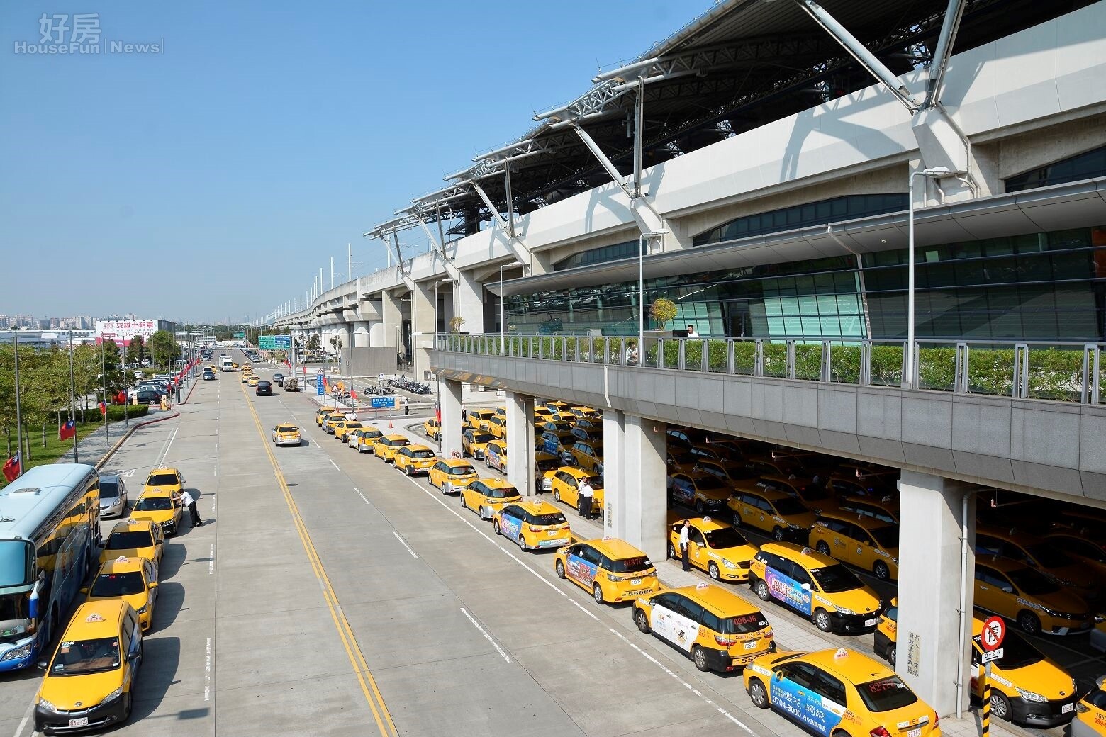 高鐵台中站的計程車排班量可以知道人潮的流量有多大。（好房網News記者 陳韋帆／攝影）