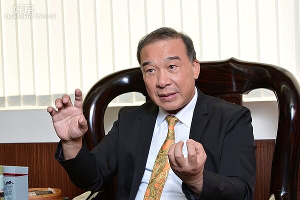 富旺國際董事長林正雄受訪情境。（好房網News記者 陳韋帆／攝影）
