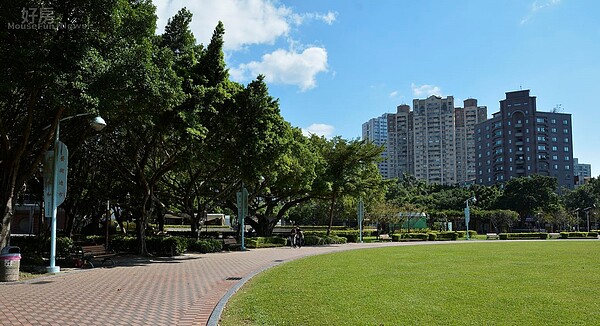 中和的仁愛公園有一片大草皮。（好房網News記者 陳韋帆／攝影）