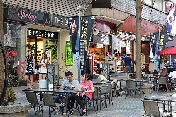 台中精明一街的商店街十分寬敞，讓許多消費者一逛就一個下午。（好房網News記者 陳韋帆／攝影）