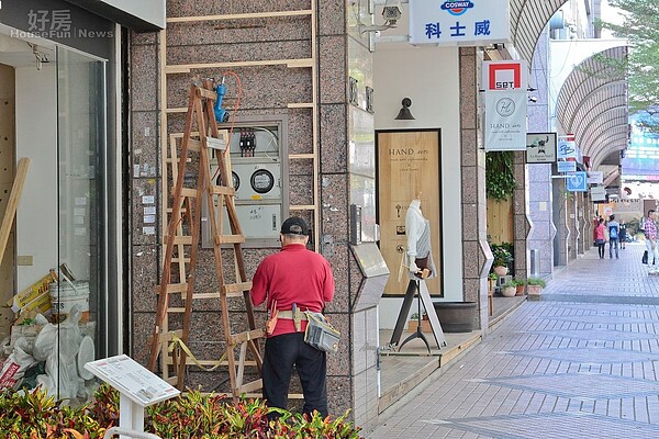 台中精明商圈的商店街潛力看好，有許多新店面正在裝潢。（好房網News記者 陳韋帆／攝影）