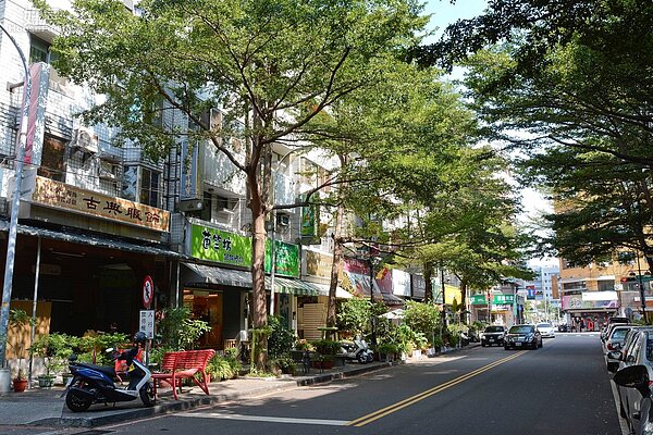 台中精明商圈的商店街十分寬敞，讓許多消費者一逛就一個下午。（好房網News記者 陳韋帆／攝影）