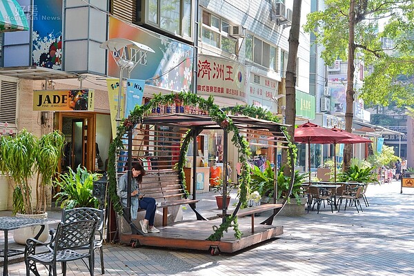 台中精明商圈的商店街有特別造型的座椅,讓逛街的人累的時候有特別的環境休息。(好房網News記者 陳韋帆/攝影)