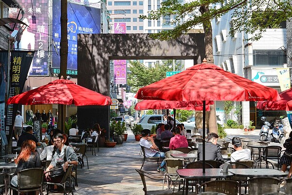 設計得宜的商圈會吸引許多人潮享受環境。(好房網News記者 陳韋帆/攝影)
