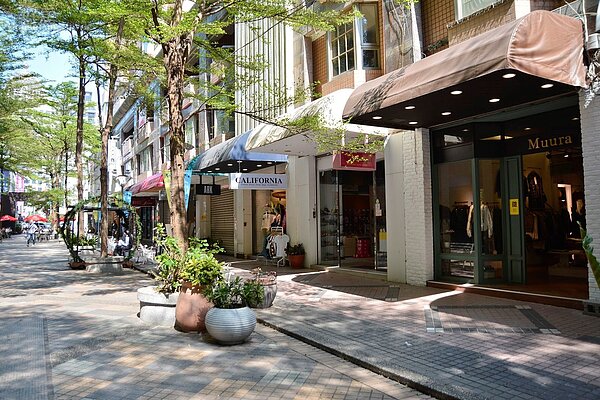 台中精明商圈的商店街十分寬敞,讓許多消費者一逛就一個下午。(好房網News記者 陳韋帆/攝影)