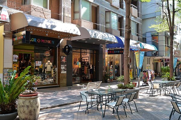 台中精明商圈的商店街十分寬敞，讓許多消費者一逛就一個下午。（好房網News記者 陳韋帆／攝影）