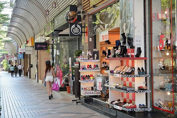 設計得宜的商圈會吸引許多人潮享受環境。(好房網News記者 陳韋帆/攝影)