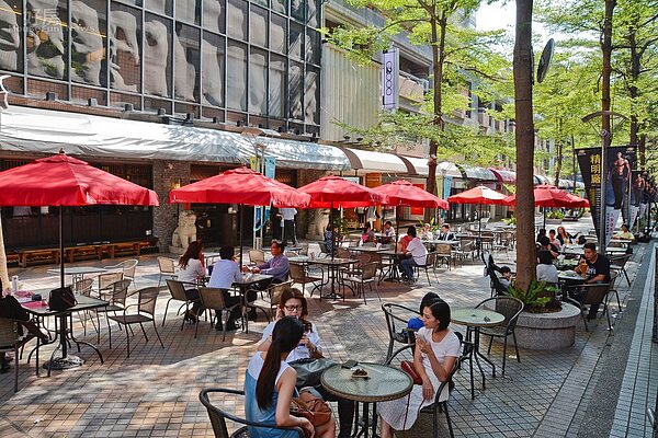 設計得宜的商圈會吸引許多人潮享受環境。(好房網News記者 陳韋帆/攝影)