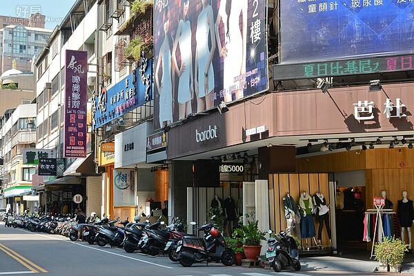 台中精明商圈旁的大墩十九街也是商店密集的地方。（好房網News記者 陳韋帆／攝影）