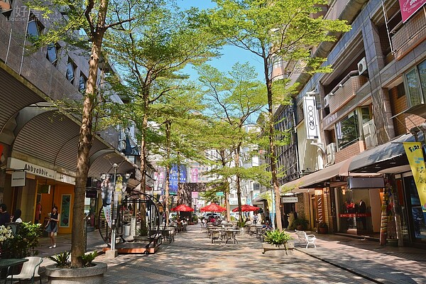 設計得宜的商圈會吸引許多人潮享受環境。(好房網News記者 陳韋帆/攝影)