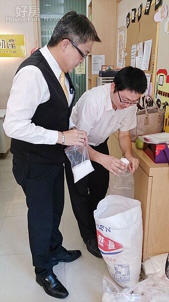 永慶不動產同仁分裝粗鹽裝成小袋