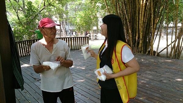 永慶不動產同仁熱心位民眾解釋粗鹽如何防疫