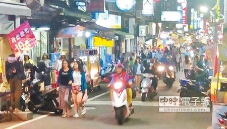 
尋求觀光活路淡水英專路商圈，以美食聞名，聚集超過200處攤商，每晚人潮如織，攤商醞釀爭取許可，打造「英專路觀光夜市」。（陳宜加攝）
 