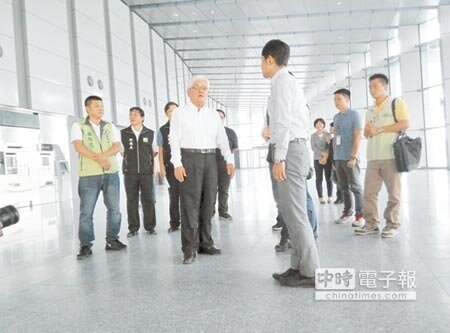 雲林縣長李進勇(左)擔心高鐵雲林站進度,昨日踏勘,雲林站長顏宏穎(右前)為大家導覽。(許素惠攝)