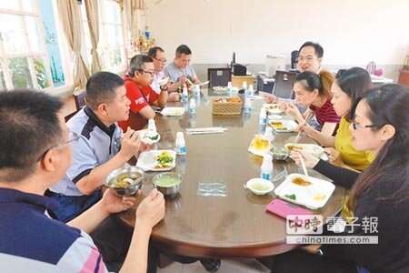 顧孩子的胃 家長與學校教職員共進營養午餐,討論如何讓孩子吃得健康安全。(張朝欣攝)
