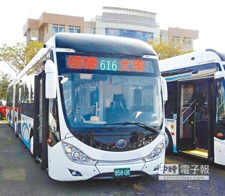 台中快捷巴士公司32部雙節公車,交通局新闢2條公車路線;16日起行駛海線,營運初期前2個月,2條路線全程免費搭乘。(陳世宗攝)