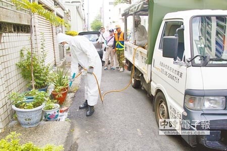 
星星之火可以燎原，家家戶戶應配合防疫人員噴藥。（黃文博攝）
 